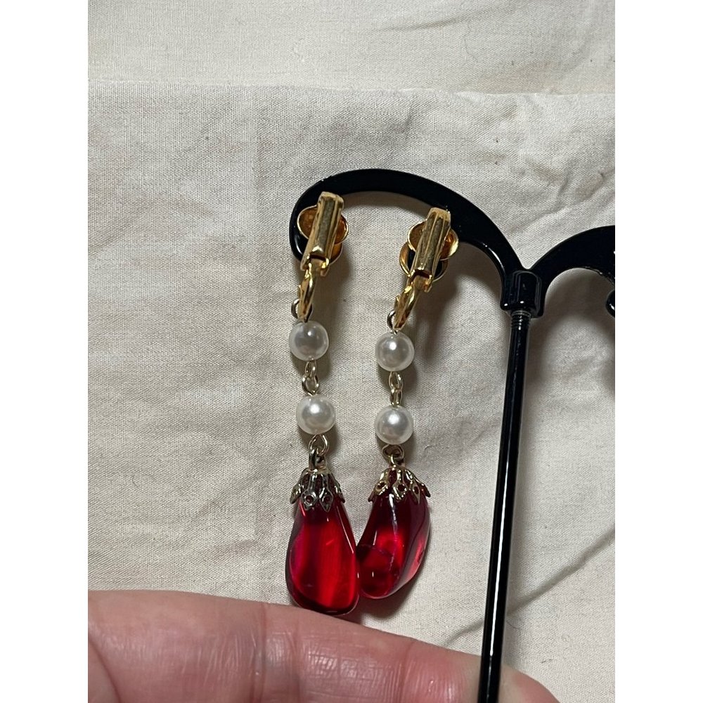 Beaded White Faux Pearl and Red Gem Stone Gold Tone Dangle Clip-On Earrings - Picture 7 of 11